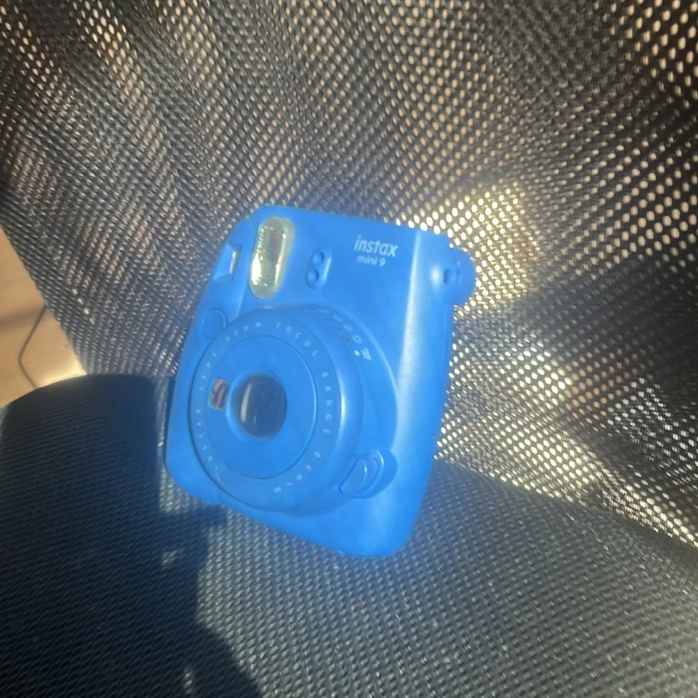 Instax mini 9 comes withh case